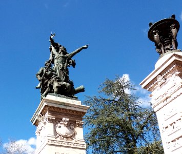 Monument des enfants du Rhône - Statue et trépied