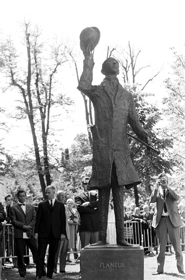 Monument genaamd Flaneur, ter nagedachtenis aan publicist en auteur mr. Eduard …, Bestanddeelnr 921-4320