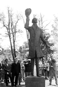 Monument genaamd Flaneur, ter nagedachtenis aan publicist en auteur mr. Eduard …, Bestanddeelnr 921-4320
