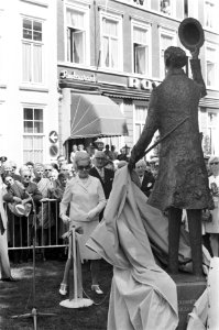 Monument genaamd Flaneur, ter nagedachtenis aan publicist en auteur mr. Eduard …, Bestanddeelnr 921-4319