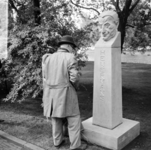 Monument Herman Heijermans weer op het Leidse Bosje, beeldhouwer Hildo Krop verr, Bestanddeelnr 916-4958