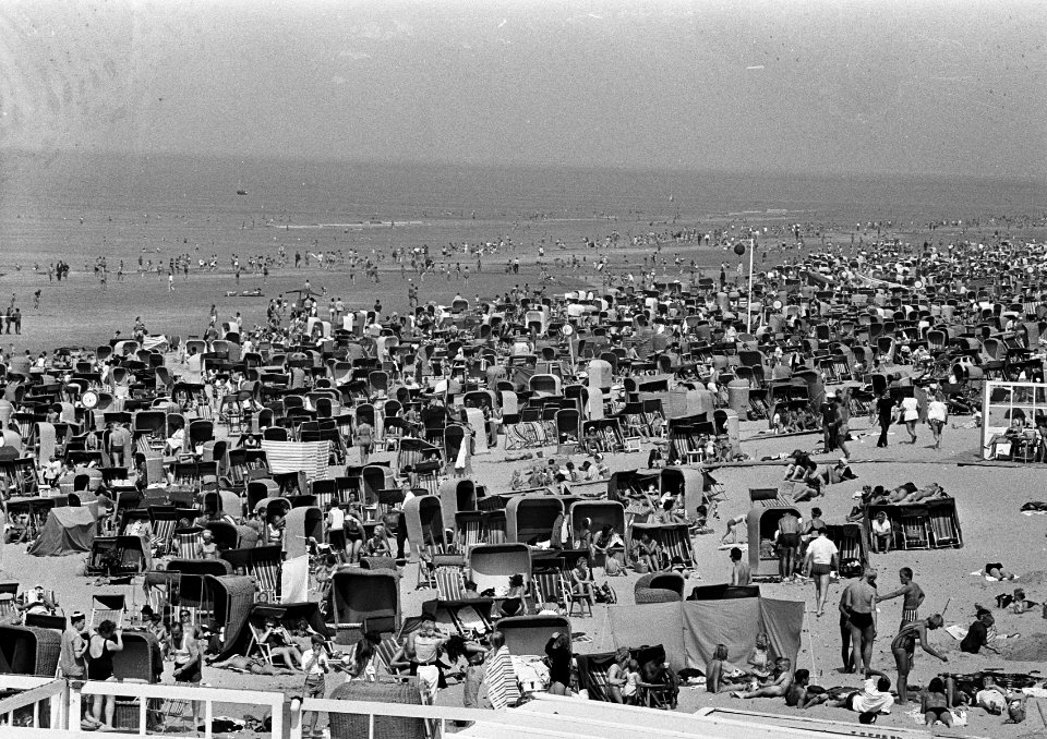 Mooi weer aan het strand, enorme drukte aan het strand, Bestanddeelnr 918-0742