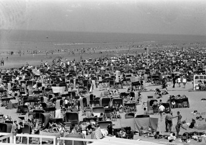 Mooi weer aan het strand, enorme drukte aan het strand, Bestanddeelnr 918-0742