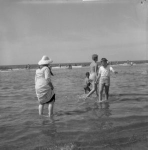 Mooi weer aan het strand in Zandvoort, pootje baden, Bestanddeelnr 911-4738