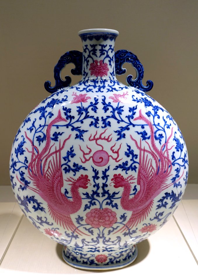 Moon flask with paired phoenixes, China, Jingdezhen kiln, Qing dynasty, Qianlong period, 1736-1795 AD, underglaze blue and overglaze pink enamel - Matsuoka Museum of Art - Tokyo, Japan - DSC07358
