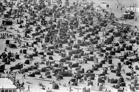 Mooi weer aan het strand, enorme drukte aan het strand, Bestanddeelnr 918-0740