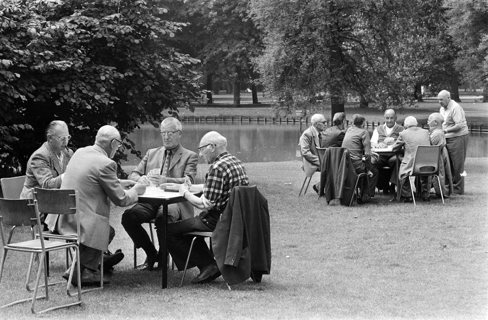 Mooi weer bejaarden klaverjassen in Vondelpark, Bestanddeelnr 929-8163