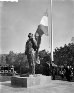 Monument Dr A Plesman onthuld in Den Haag, Bestanddeelnr 910-7310