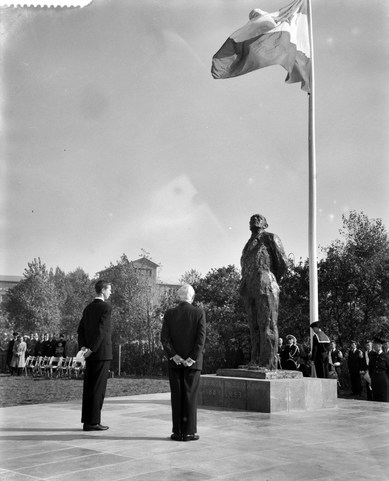 Monument Dr A Plesman onthuld in Den Haag, Bestanddeelnr 910-7308