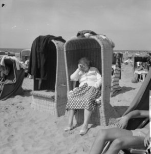 Mooi weer aan het strand in Zandvoort, grootmoe in strandstoel, Bestanddeelnr 911-4737