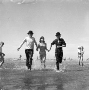Mooi weer aan het strand in Zandvoort, moderne jeugd, Bestanddeelnr 911-4739