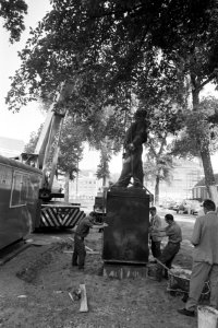 Monument de Dokwerker op J.D. Meyerplein wordt ongeveer 25 meter verplaatst Dok, Bestanddeelnr 923-5795