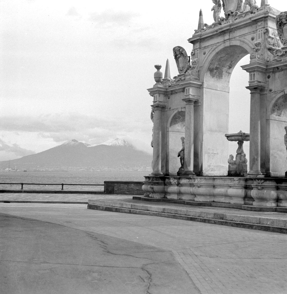 Monument in Napels met zicht op de Vesuvius, Bestanddeelnr 191-1365