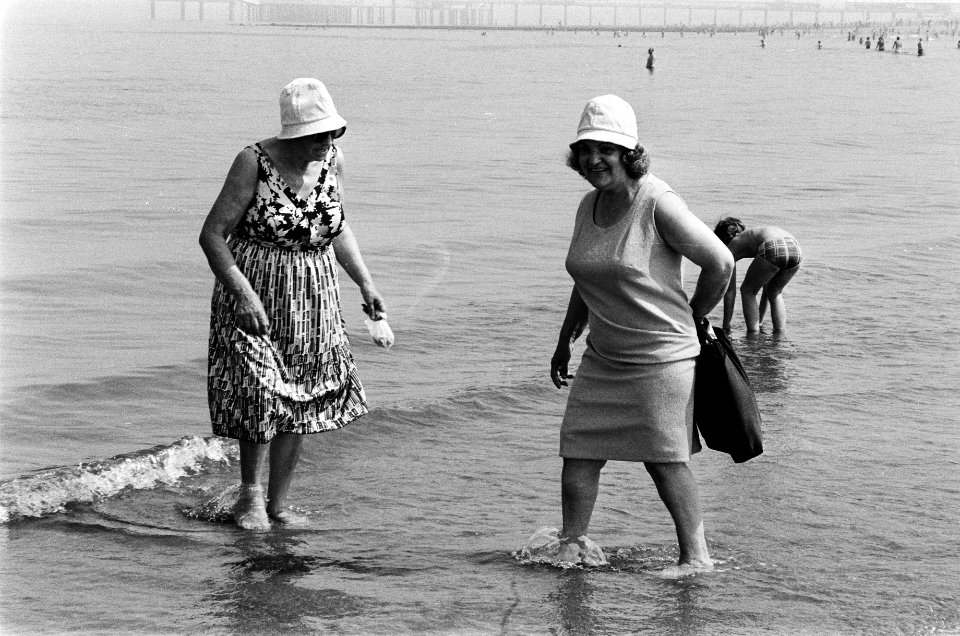 Mooi weer, Scheveningen oude dames baden pootje, Bestanddeelnr 932-1976