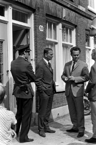 Moord in Fagelstraat. Politie en rechercheurs voor de woning nummer 58, Bestanddeelnr 920-6459