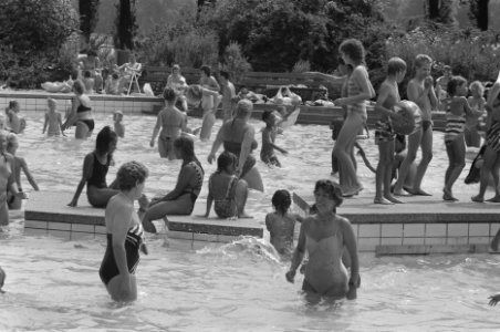 Mooi weer verkoeling zoeken in water Sloterparkbad, Bestanddeelnr 934-2951