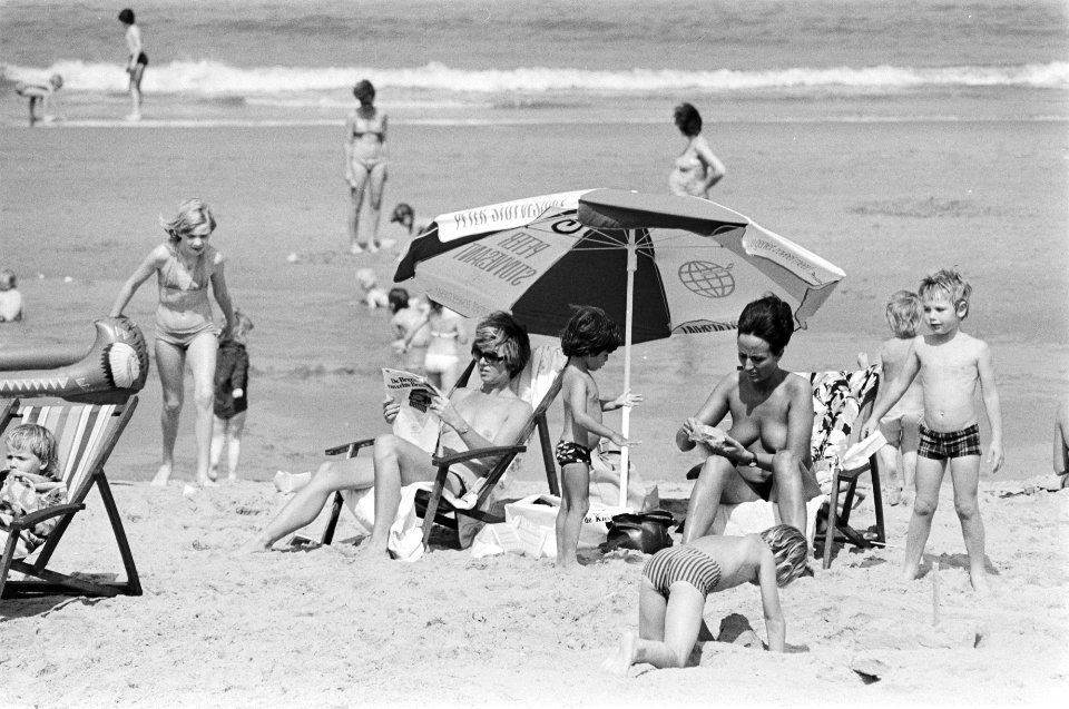 Mooi zomerweer drukte op Scheveningse strand, Bestanddeelnr 929-2539