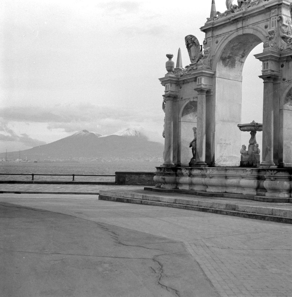 Monument in Napels met zicht op de Vesuvius, Bestanddeelnr 191-1364