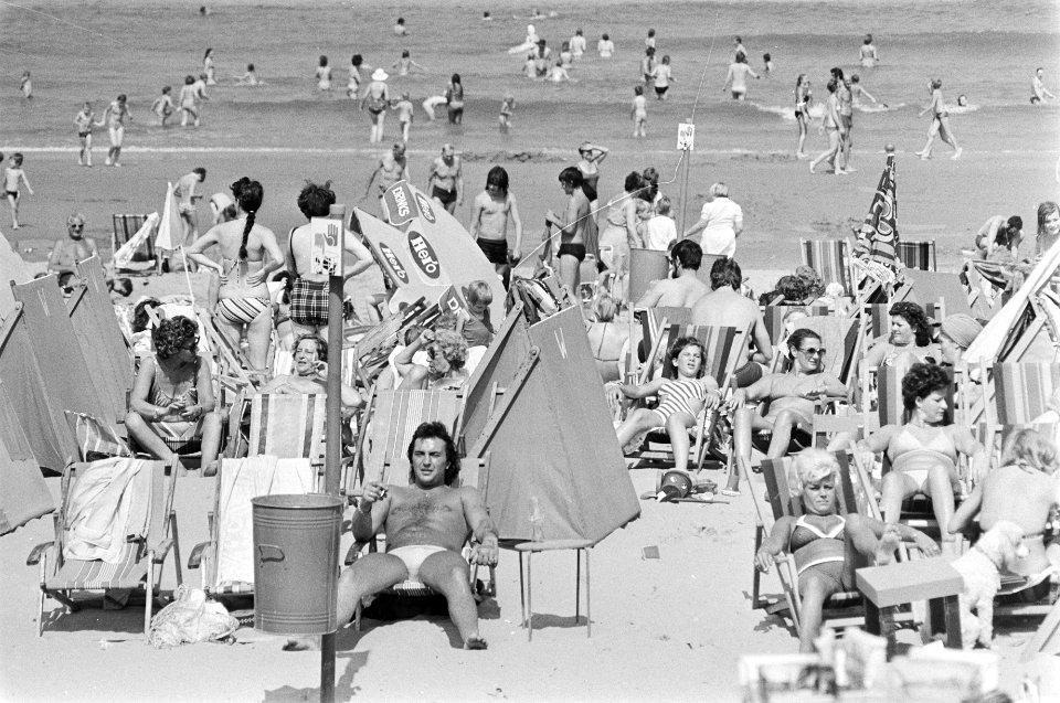 Mooi zomerweer drukte op Scheveningse strand, Bestanddeelnr 929-2540