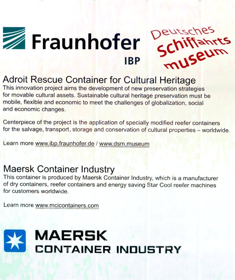 Monumento Stand Container II (aufschrift)