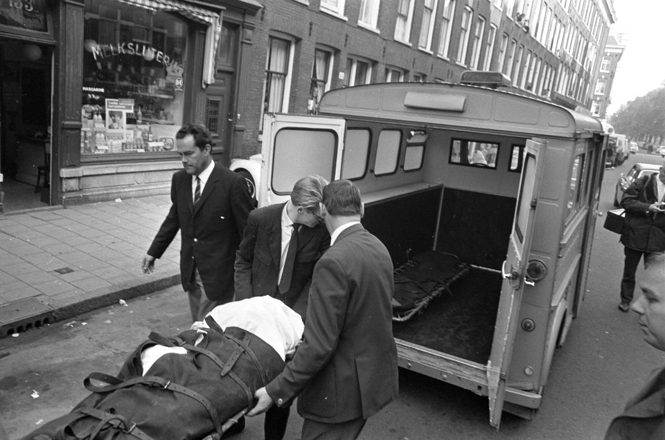 Moord in de Jan Steenstraat. Het slachtoffer gaat de ziekenauto in, Bestanddeelnr 921-7840
