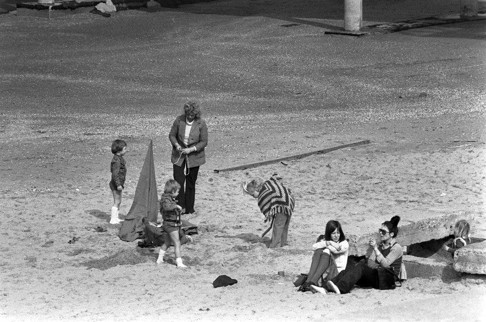 Mooi weer op strand Scheveningen, spelende kinderen op Scheveningse strand, Bestanddeelnr 927-0851