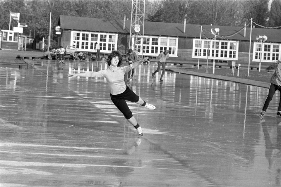 Mooie herfstdag luchtig geklede dame schaatsend op Jaap Edenbaan in Amsterdam, Bestanddeelnr 929-4042