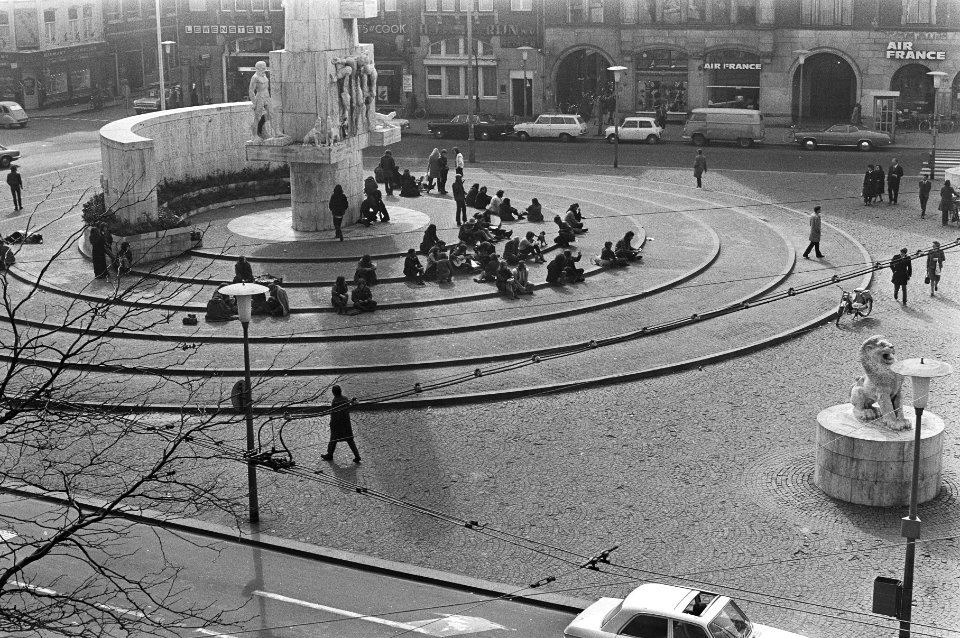 Monumenten, trappen, jongeren, Bestanddeelnr 924-4073