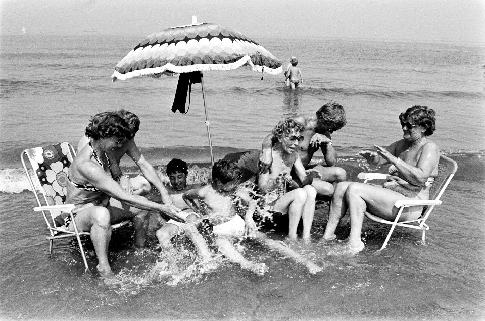 Mooi weer, Scheveningen mensen met strandstoelen in de zee, Bestanddeelnr 932-1975