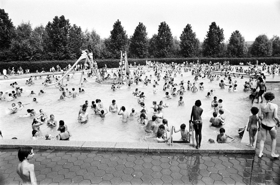 Mooi weer, drukte in Sloterparkbad, Bestanddeelnr 932-1978