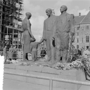 Monument voor de gevallenen van Mari Andriessen op het Stadhuisplein te Rotterda, Bestanddeelnr 908-5702