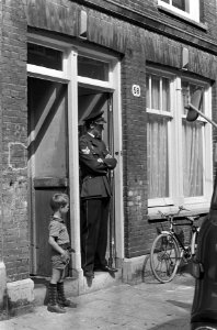 Moord in Fagelstraat. Politie en rechercheurs voor de woning nummer 58, Bestanddeelnr 920-6460