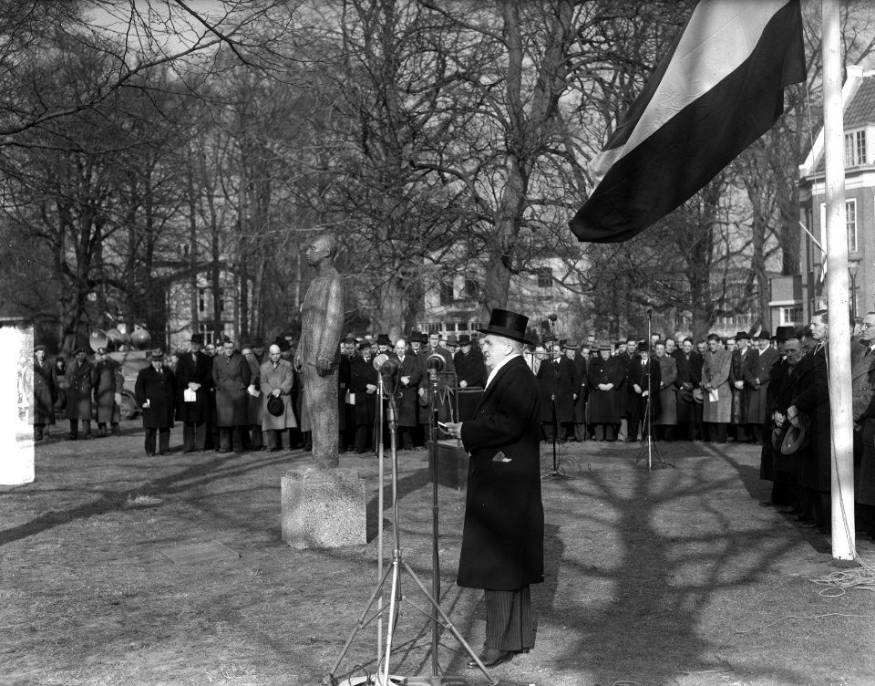 Monument voor de gefusilleerden, genaamd Man voor het Vuurpeloton wordt te Haa, Bestanddeelnr 903-2580