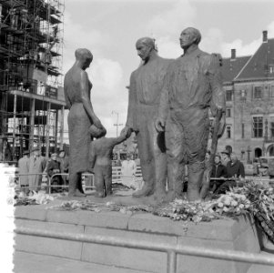 Monument voor de gevallenen van Mari Andriessen op het Stadhuisplein te Rotterda, Bestanddeelnr 908-5700