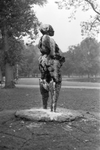 Monument voor Kerwin Duinmeijer in Vondelpark beklad met witte verf, Bestanddeelnr 933-0656