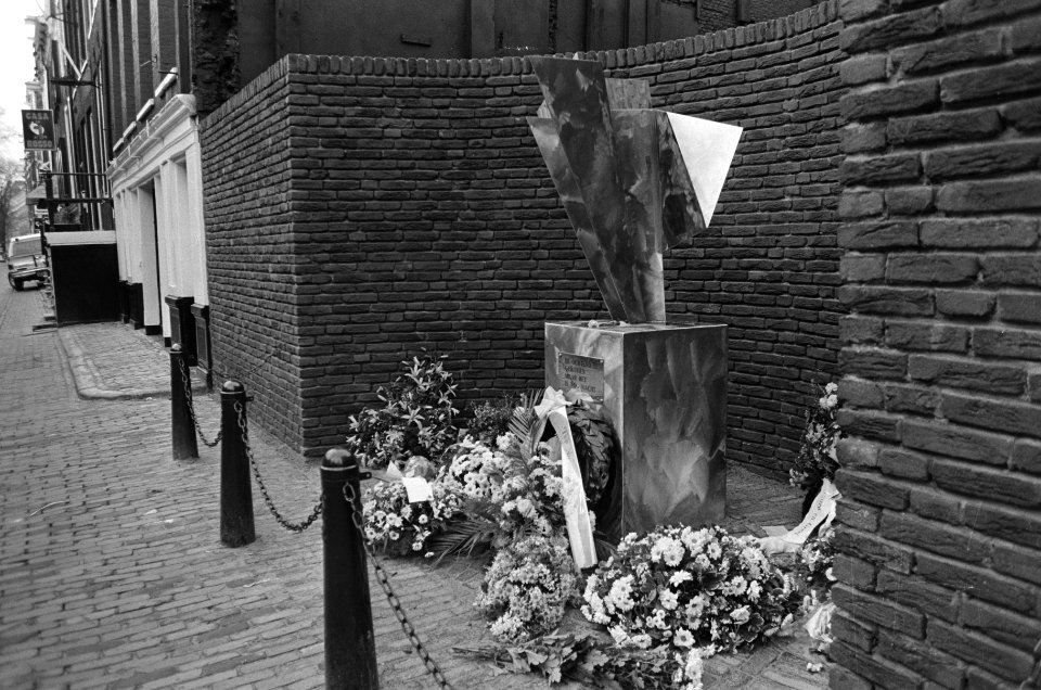 Monument voor slachtoffers brand Casa Rosso, Club 26, op OZ Achterburgwal te Ams, Bestanddeelnr 933-1834