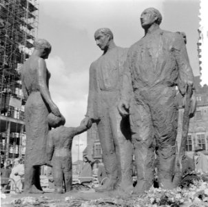 Monument voor de gevallenen van Mari Andriessen op het Stadhuisplein te Rotterda, Bestanddeelnr 908-5701
