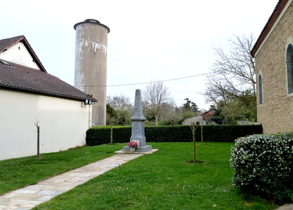 Monument aux morts de Moncla vue 2