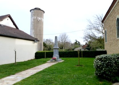 Monument aux morts de Moncla vue 2