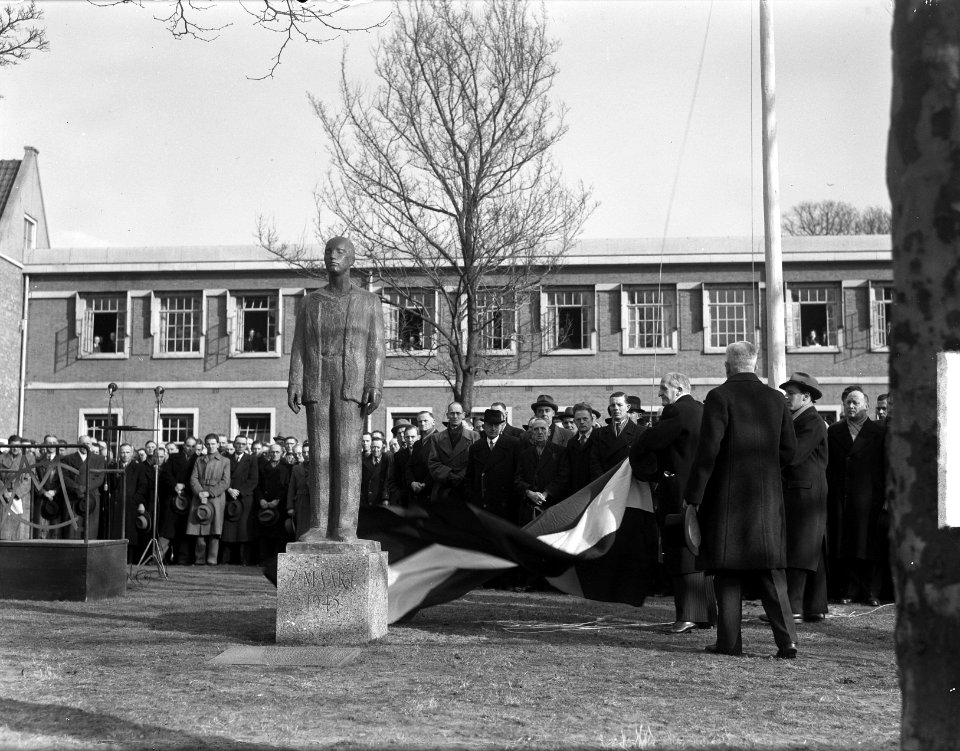 Monument voor de gefusilleerden, genaamd Man voor het Vuurpeloton wordt te Haa, Bestanddeelnr 903-2579