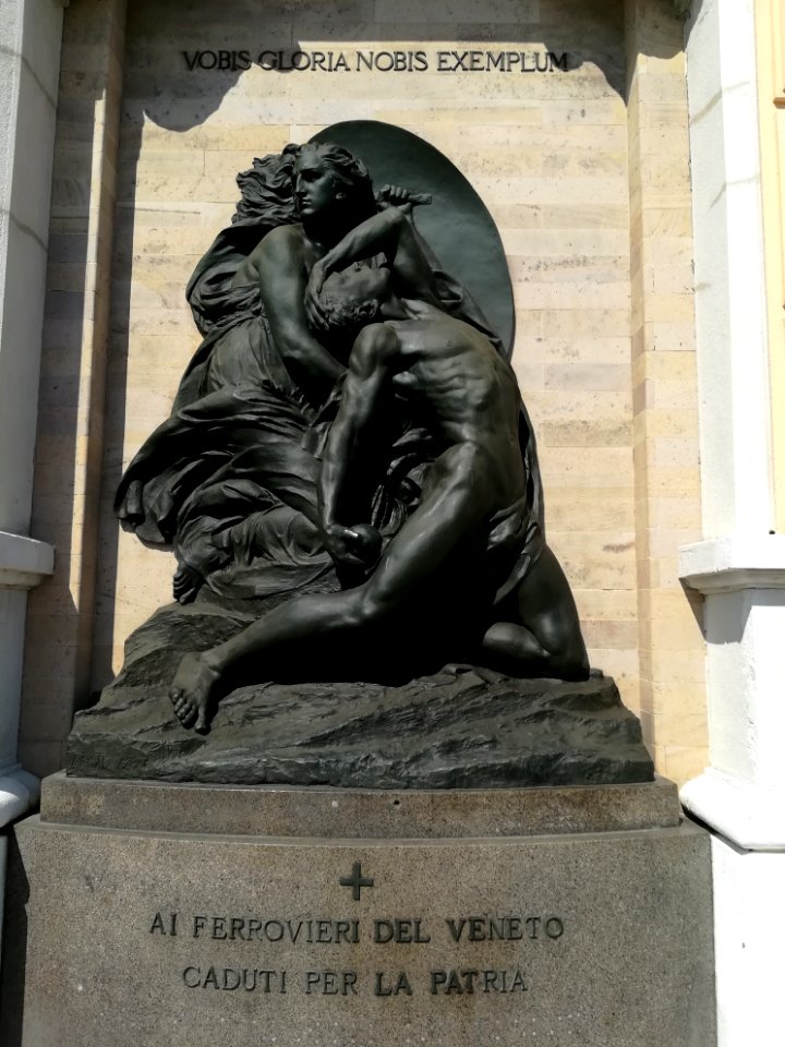 Monument in Venice 01