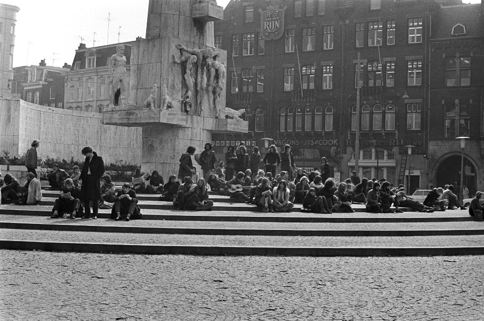 Monumenten, trappen, jongeren, Bestanddeelnr 924-4070