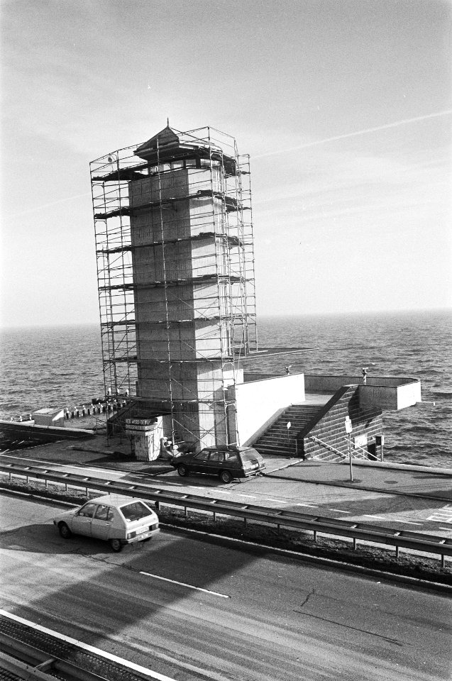 Monument (uitkijktoren) op Afsluitdijk wordt opgeknapt. De Afsluitdijk werd 28 m, Bestanddeelnr 931-9491