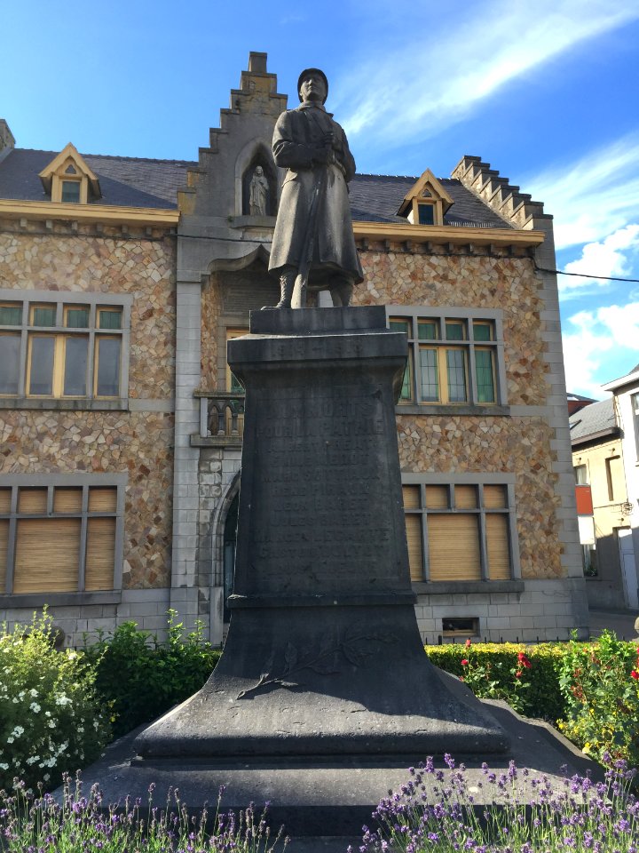 Monument aux morts de la première guerre mondiale sur la Grand place de Ham-sur-Heure au lieu dit "Les Bailles"