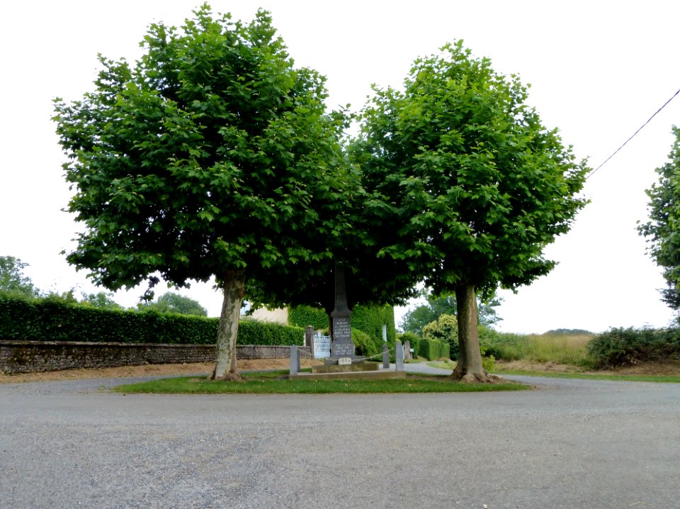 Monument aux morts de Luc-Armau vue 1