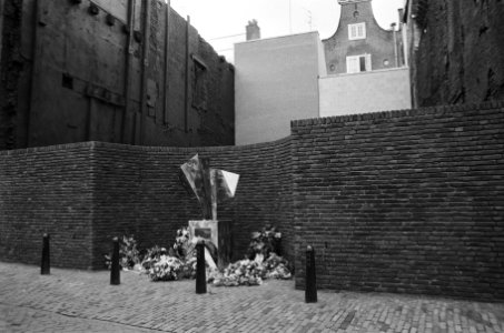 Monument voor slachtoffers brand Casa Rosso, Club 26, op OZ Achterburgwal te Ams, Bestanddeelnr 933-1835