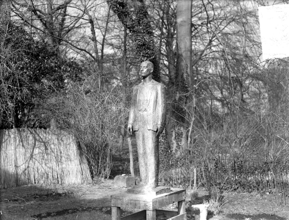 Monument voor de gefusilleerden, genaamd 'Man voor het Vuurpeloton' wordt te Haa, Bestanddeelnr 903-2506