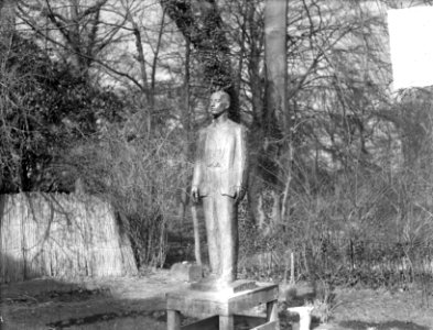 Monument voor de gefusilleerden, genaamd 'Man voor het Vuurpeloton' wordt te Haa, Bestanddeelnr 903-2506