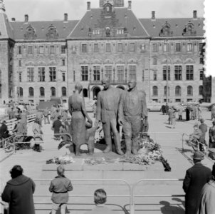 Monument voor de gevallenen van Mari Andriessen op het Stadhuisplein te Rotterda, Bestanddeelnr 908-5699