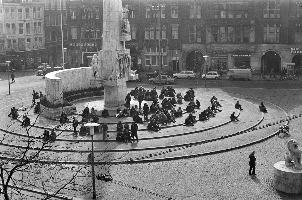 Monumenten, trappen, jongeren, Bestanddeelnr 924-4071